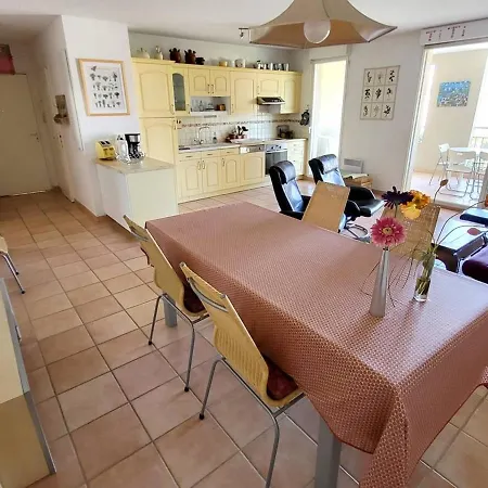 Apartment T3 Avec Garage Privatif, Terrasse, A 400m Des Plages Et Proches Commerces - Fr-1-316-229 *